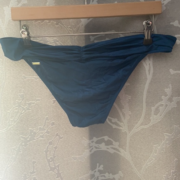 Bikini - Picture 5 of 6